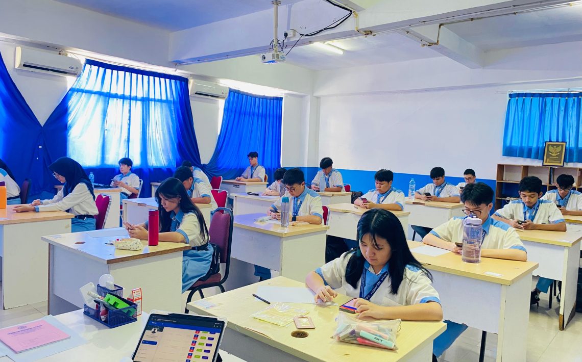 PEserta didik saat ujian semester secara online