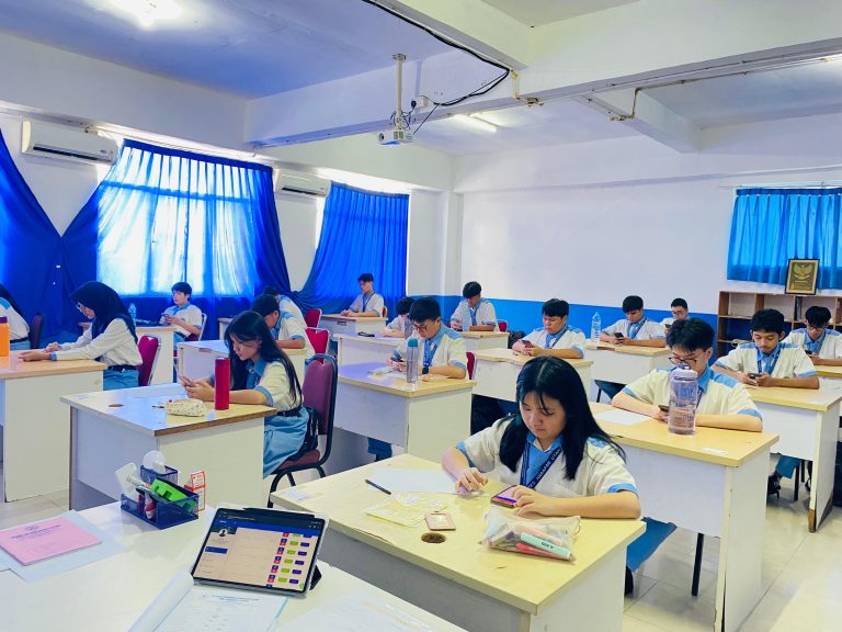 PEserta didik saat ujian semester secara online